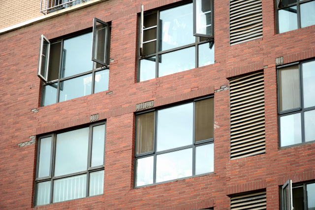 住房滲水壁布發(fā)霉，房屋漏雨到底由誰擔(dān)責(zé)？