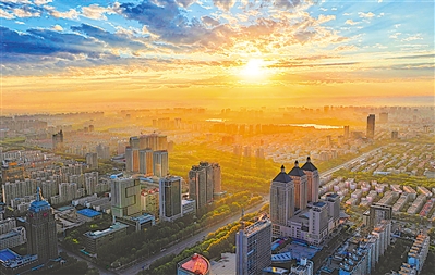     橙色——一縷陽光叫醒銀川。寧夏持續(xù)打好藍天保衛(wèi)戰(zhàn)，重點開展了重污染天氣消除、臭氧污染防治和柴油貨車污染治理三大攻堅戰(zhàn)，推動全區(qū)空氣質量持續(xù)改善。本報記者 王猛 攝