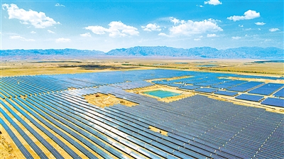     藍色——藍天白云下，賀蘭山下成片的光伏板匯聚成藍色的海洋。我區(qū)新能源裝機容量突破3000萬千瓦，成為第一大電源，2022年綠電交易規(guī)模位居國網(wǎng)第一。                                                                                             本報記者 馬楠 攝