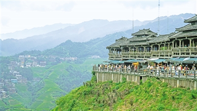 8月27日，在廣西桂林市龍勝各族自治縣大寨村，前來觀看龍脊梯田的游客絡(luò)繹不絕。