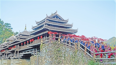     8月26日，三江侗族自治縣程陽八寨景區(qū)。程陽八寨位于三江侗族自治縣林溪鎮(zhèn)，立足中國侗族原生態(tài)旅游資源，通過旅游銷售油茶、茶葉、侗族工藝品等提高群眾收入。