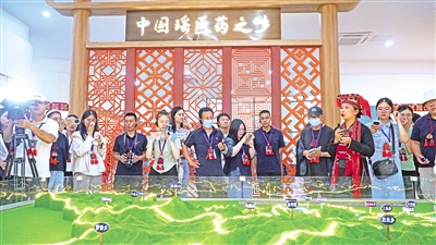     8月24日，記者一行走進(jìn)“中國瑤醫(yī)藥之鄉(xiāng)”廣西來賓市金秀瑤族自治縣。