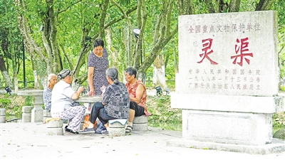     靈渠位于廣西壯族自治區(qū)桂林市興安縣，全長36.4公里，是連接長江流域和珠江流域的一條古代運(yùn)河。水清岸綠渠暢景美，每年吸引游客100多萬人次。