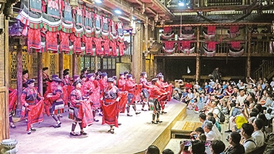     8月27日，在廣西桂林市龍勝各族自治縣龍脊鎮(zhèn)黃洛瑤寨，紅瑤姑娘表演曬紅衣，紅瑤梳長發(fā)等特色活動。黃洛瑤寨共有83戶，348人，獲評“首批中國少數(shù)民族特色村寨”。