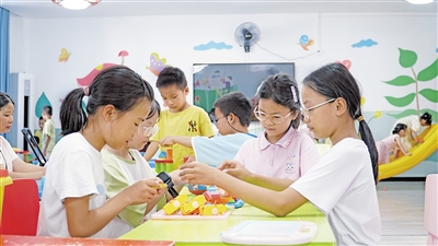     柳州市三江侗族自治縣古宜鎮(zhèn)南站社區(qū)兒童活動室，小朋友在玩游戲。